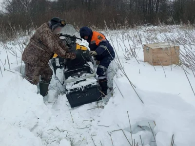 Спасатели помогли жителю Башкирии, снегоход которого застрял в сугробе
