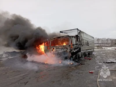 На трассе в Башкирии мужчина получил ожоги, пытаясь потушить автомобиль
