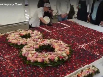 В честь 8 Марта российские кондитеры приготовили самый большой в мире торт