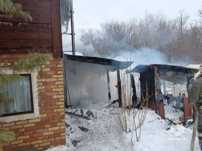 В Уфе загорелся садовый дом из-за воспламенения горючих материалов у трубы печи